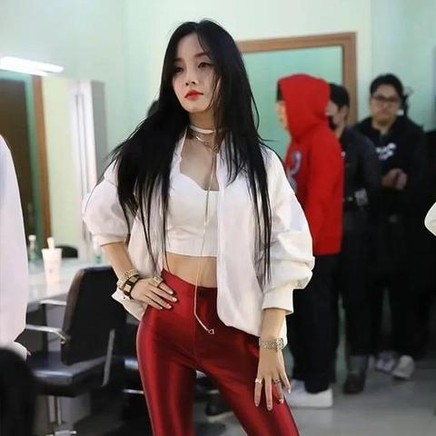 最新款红色裤子，女生时尚必备之选