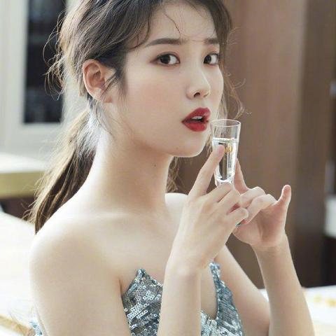 IU李知恩粉色头发造型，展现时尚潮流中的女性魅力